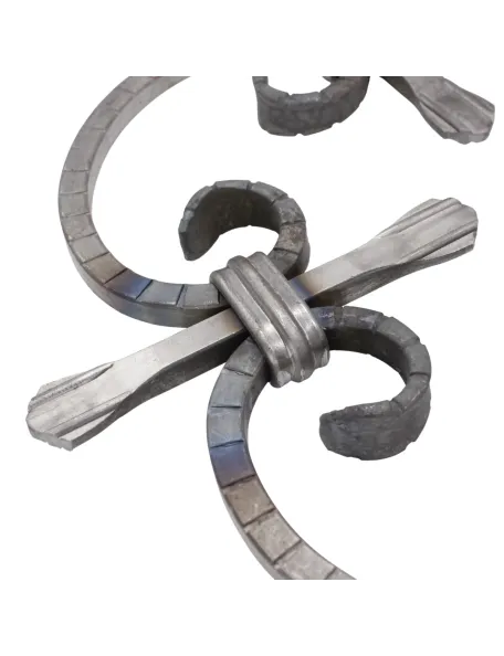Décor en fer forgé martelé 250 x 250 mm en acier carré de 8 mm