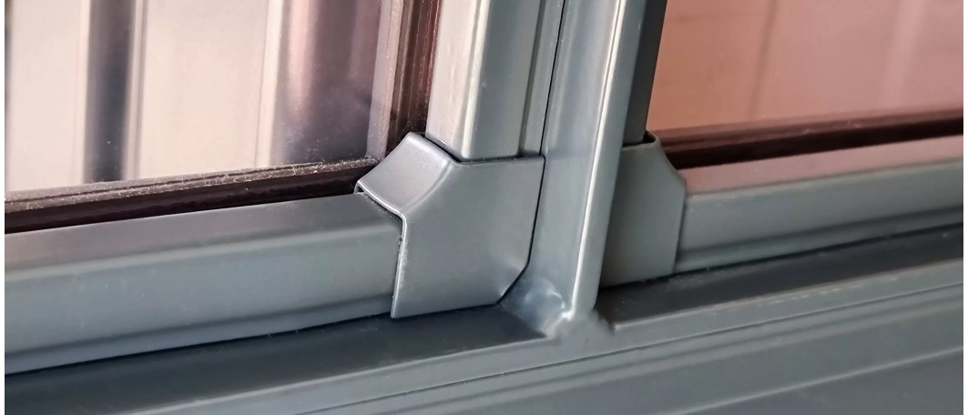 Angle parclose en acier galvanisé pour menuiserie métallique