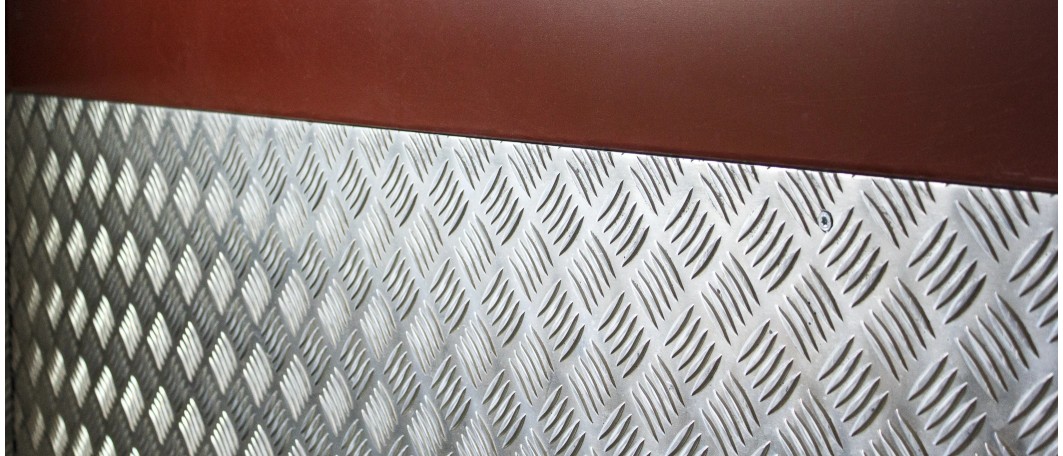 Tôle ou plaque en aluminium striée à damier
